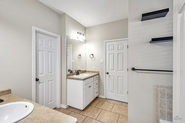 Building Photo - 5409 San Saba Ct