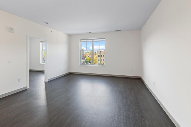 Building Photo - 2420 E Capitol Dr