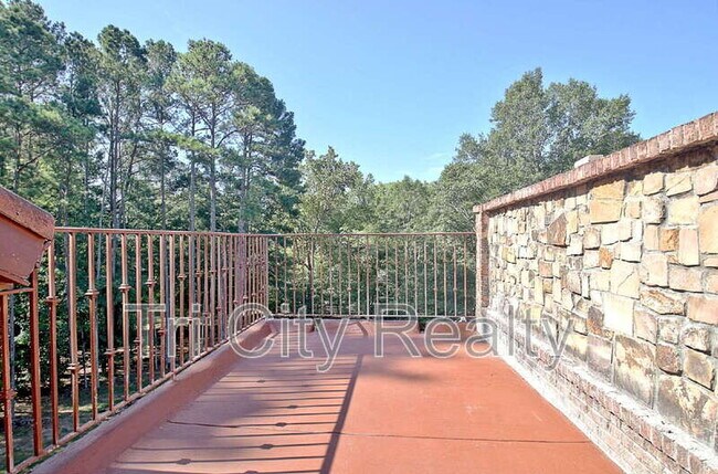 Building Photo - 250 Moss Creek Walk