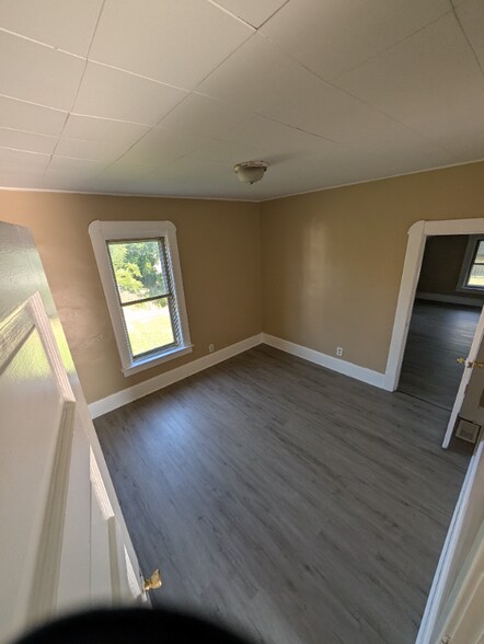 Building Photo - 352 S Maple St