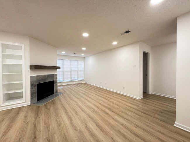 Building Photo - Bright And Cozy 3 Bed 2 Bath Condo In Vibrant Heights On Penderbrook