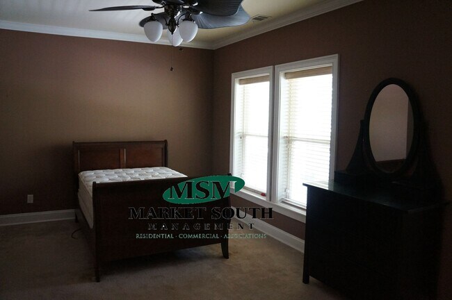 Building Photo - **APPLICATION PENDING!! Renovated Historic District!