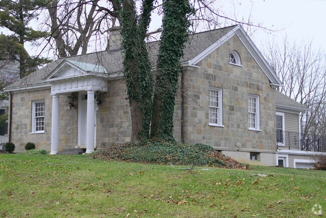 Building Photo - 3241 Iroquois Rd
