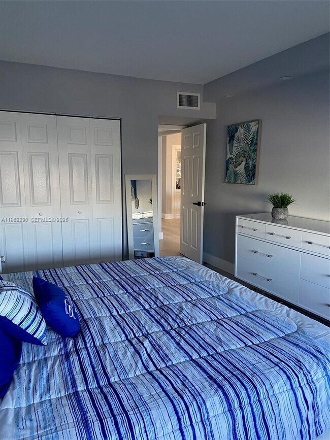 Building Photo - 400 Kings Point Dr