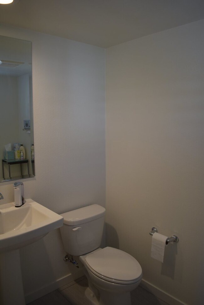 Building Photo - 3 Story 4 Bedroom 3.5 Bath Home in Del Sur...
