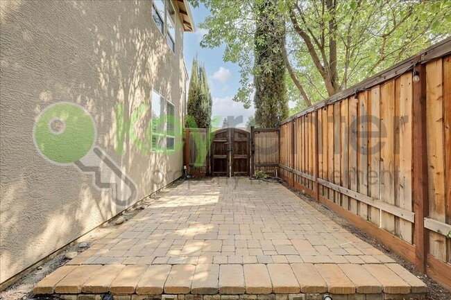 Building Photo - 6820 Cherry Ridge Cir