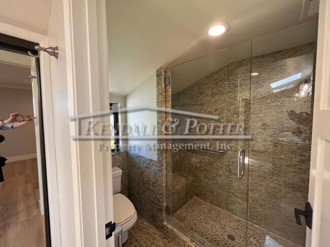 Building Photo - Beautifully Remodeled 4 Bed/2 Full Bath + ...