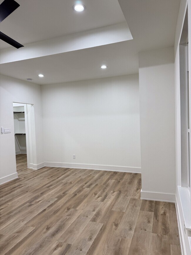 Building Photo - 9005 Comal St