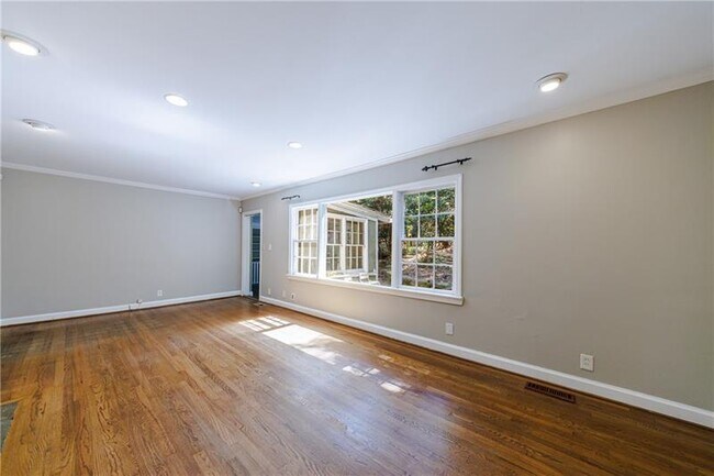 Building Photo - 2311 Pembrook Pl NE