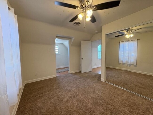 Building Photo - Charming 2 Bedroom Upstairs Unit in the He...