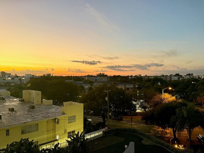 Building Photo - 900 Bay Dr