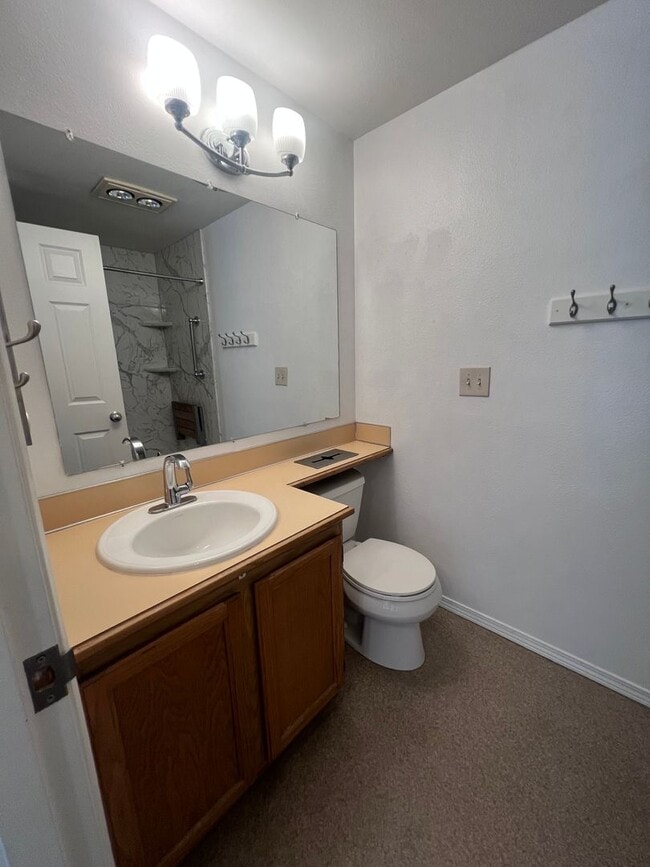 Building Photo - 2 BR 2 BA Condo in east bremerton