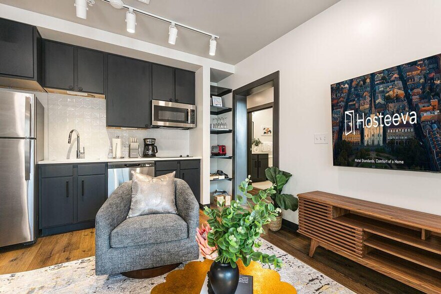 Building Photo - 611 Commerce St