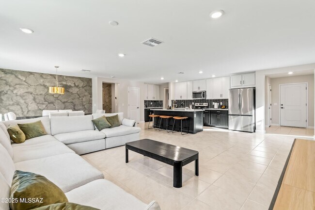 Building Photo - 890 W Calle Cajilla