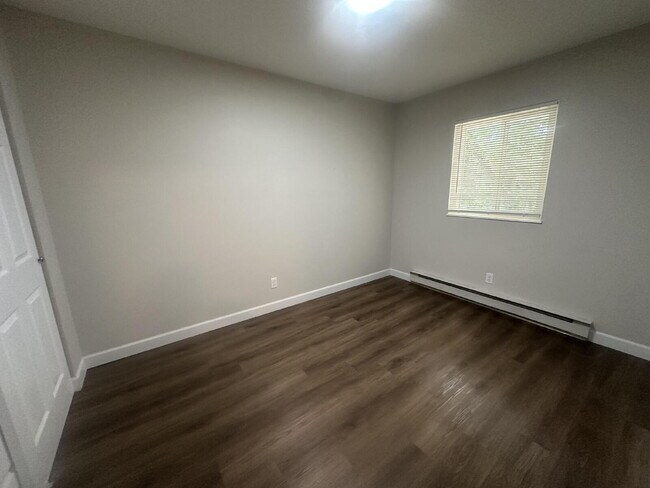 Building Photo - 2 bed 1 bath fully renovated