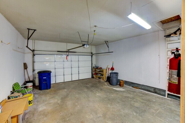 Building Photo - 3 BED 2 BATH! Schedule a tour today!