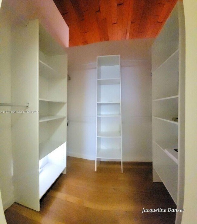 Building Photo - 2241 NE 38th St