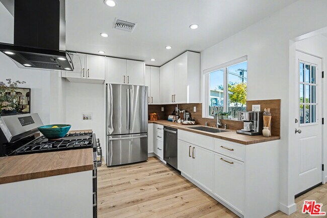 Building Photo - 4026 Baywood St