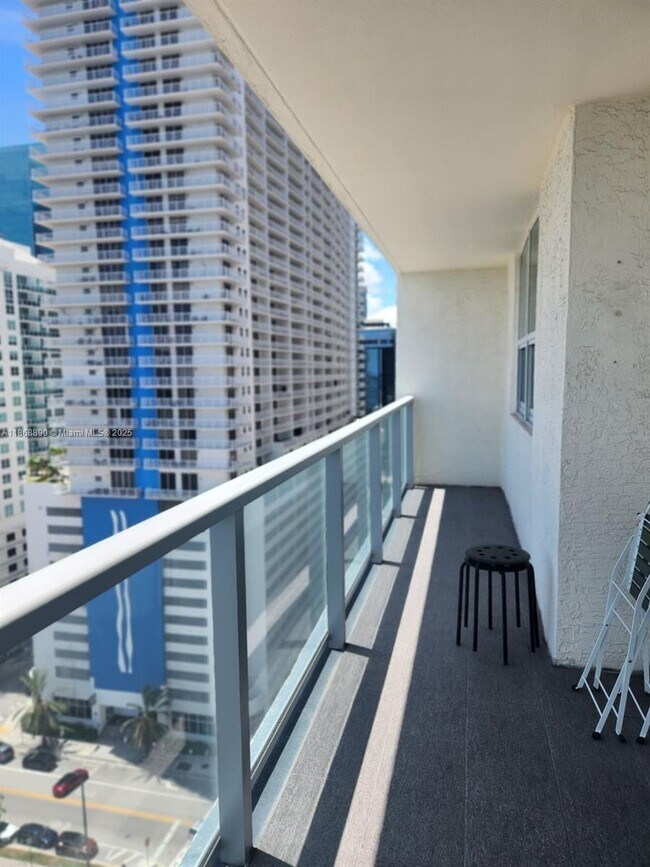Building Photo - 1155 Brickell Bay Dr