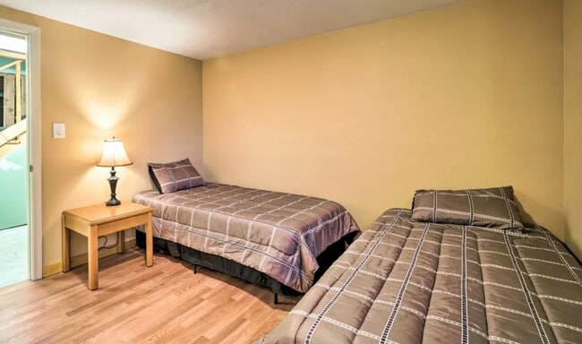 Building Photo - SEASONAL 4bd 2ba log home