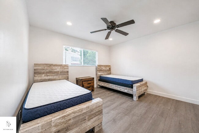 Building Photo - Furnished 5-Bedroom Home Near the 57 & 60 — Ideal for Roommates or Students