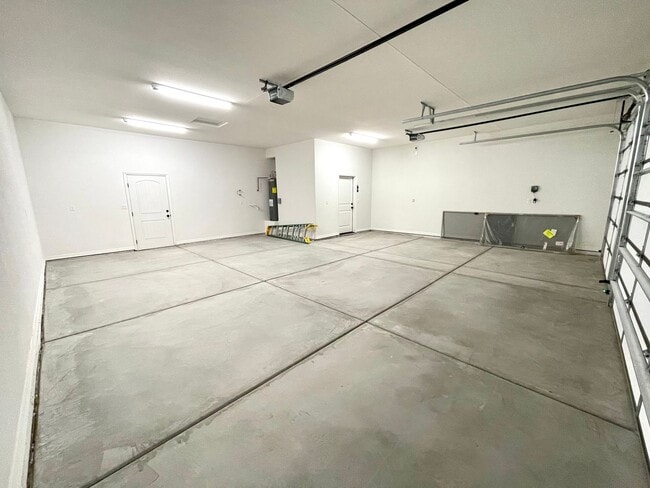 Building Photo - Beautiful 3 Bedroom Home on Desert Lakes Golf Course!