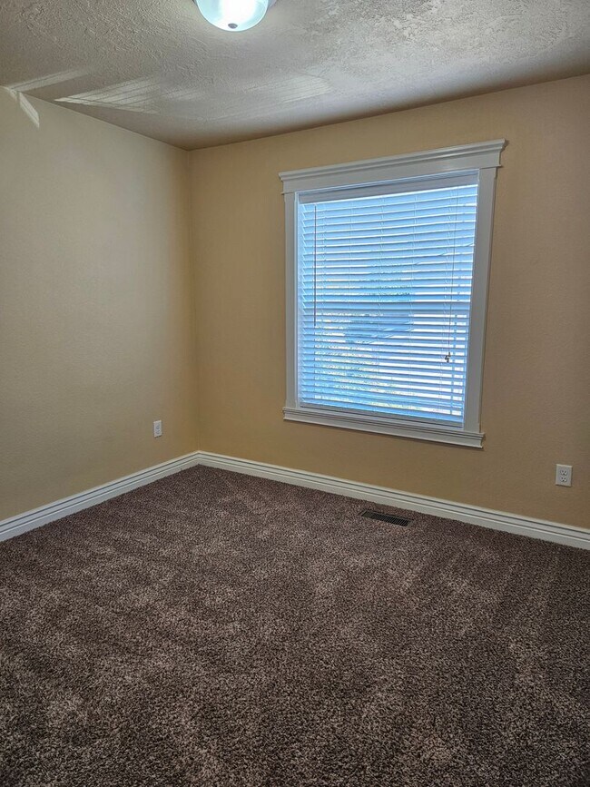 Building Photo - 3/2.5 in Boise-2 Car Garage, Fireplace, Vaulted Ceilings, Landscaping Included.