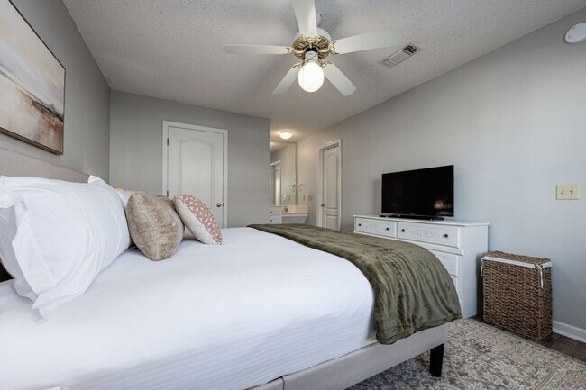 Building Photo - 17462 Front Beach Rd