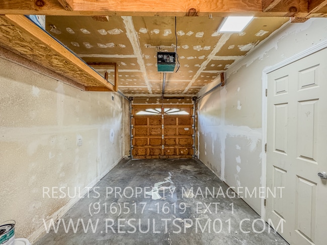 Building Photo - Freshly updated 2 bedroom duplex w garage