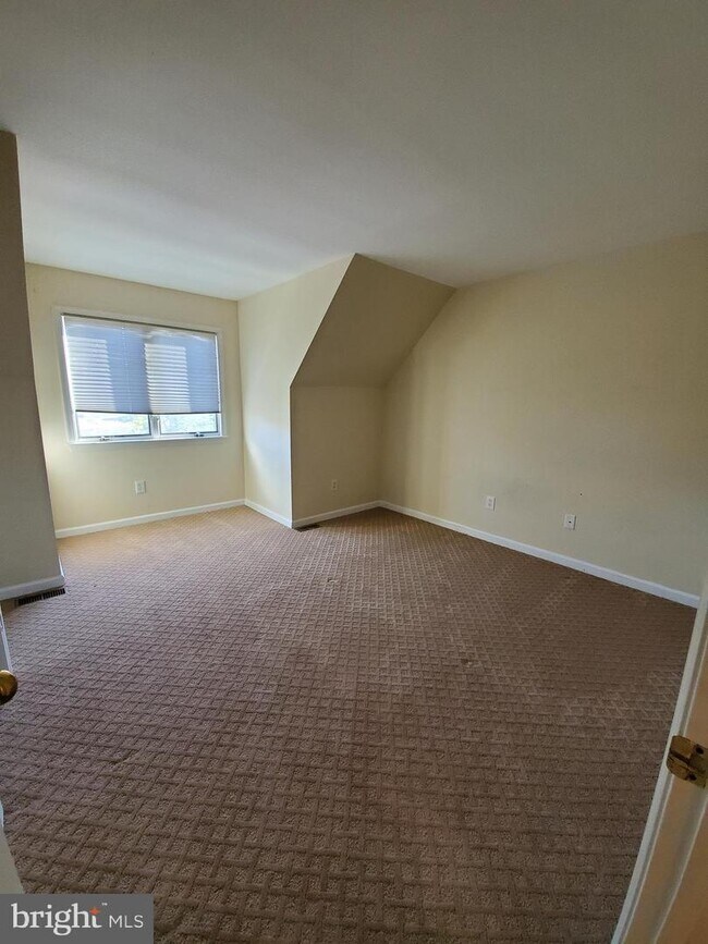 Building Photo - 5 Queen Victoria Way