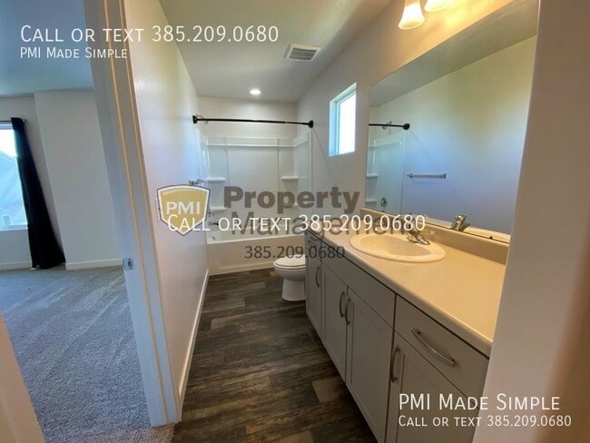 Building Photo - Great 4 bedrooms Townhome in Orem!