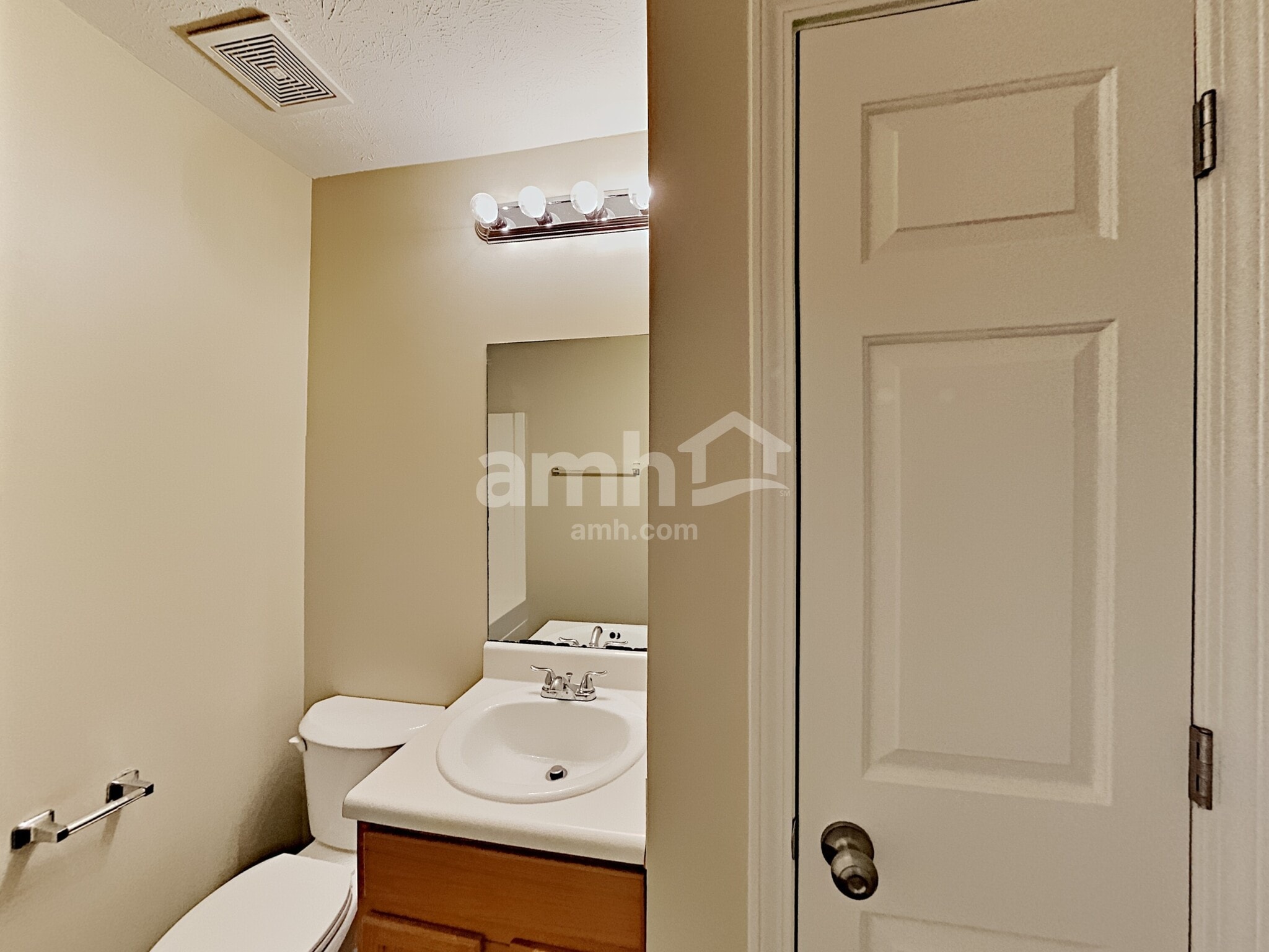 Building Photo - 705 St Charles Ave