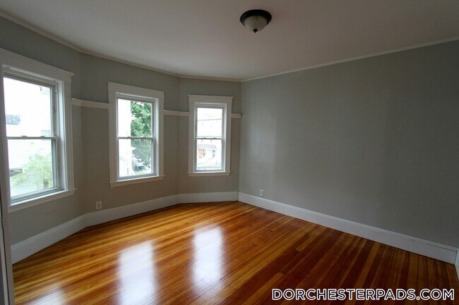 Building Photo - 137 Pleasant St