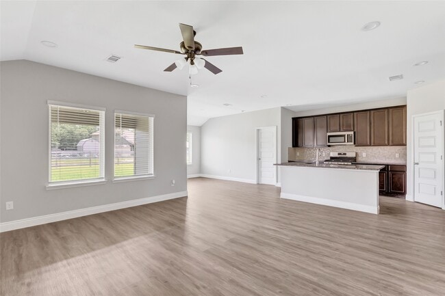 Building Photo - 214 Kickapoo Dr