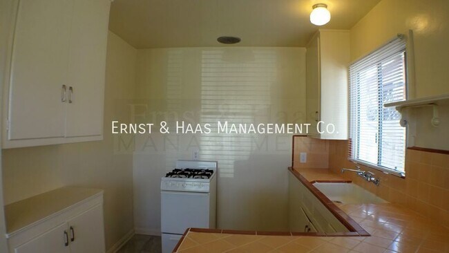 Building Photo - Beautiful Duplex Apartment in Prime Bixby ...