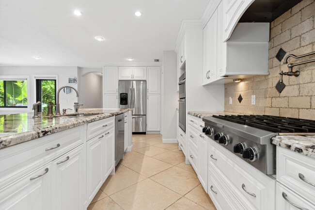 Building Photo - 949 Seagate Dr