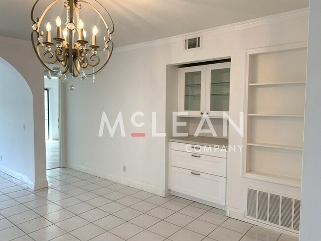 Building Photo - Beautiful Two Bedroom Condo in a Stunning ...