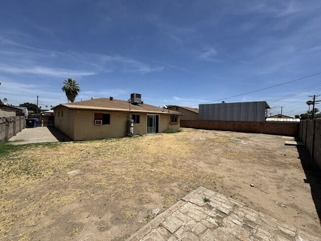 Building Photo - 5 Bedroom Near GCU