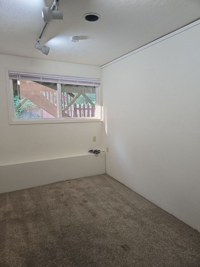 Building Photo - PRELEASING NOW: Large 6 bed/2 bath home!