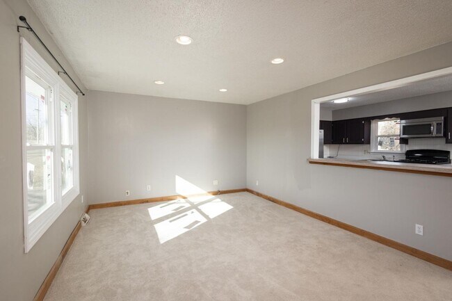 Building Photo - 122 Willa Ln