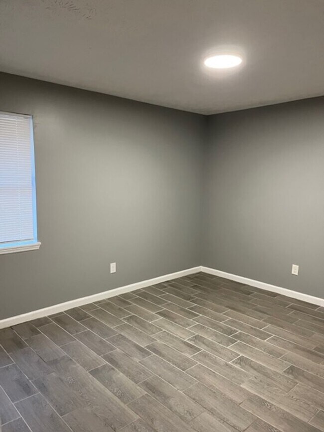 Building Photo - Updated 2BR/1.5BA Duplex | Lawn Care & Trash Included