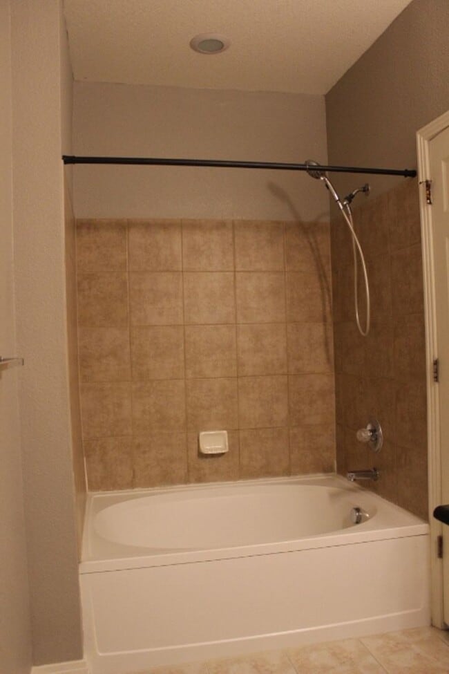 Building Photo - Stonegate Townhouse w/ 3 br/3 1/2 baths!!