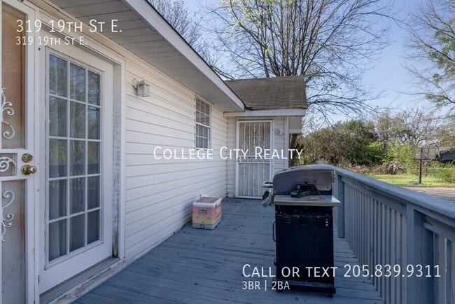 Building Photo - 319 19th St E