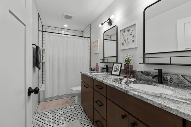 Building Photo - 718 N Alexander Ave