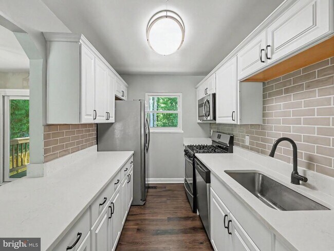 Building Photo - 5570 Rowser Dr