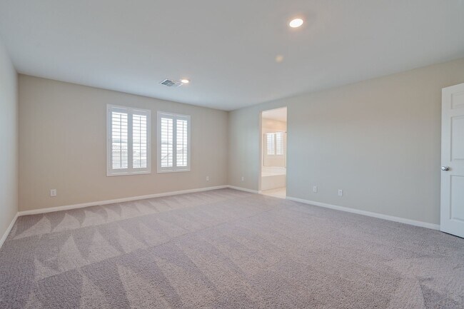 Building Photo - Mountains Edge!! Gated!!  4 bedrooms!! Primary Bedroom and bath down Stairs!! 2 Primary bedrooms!...