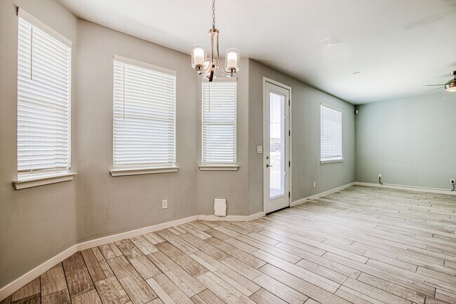 Building Photo - Beautiful 4 bed/2.5 baths in the desirable...