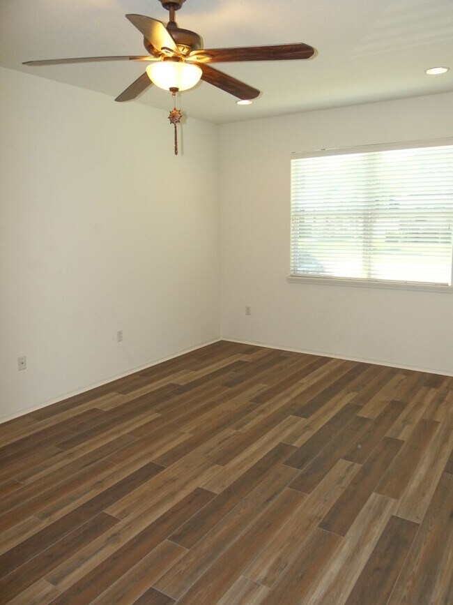 Building Photo - Spacious 4/2/2 home in south St Petersburg