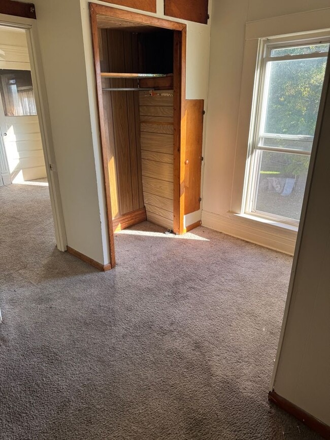 Building Photo - 3 bedroom 1 bath unit