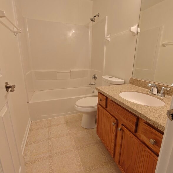 Second Floor Family Bath - 1967 Waverly Way